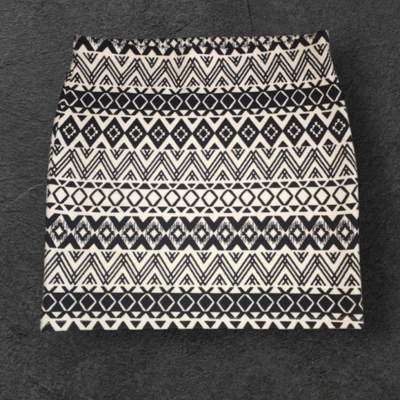 NEW•XL•Blissful Balance Unique Black & White Aztec Skirt - Picture 5 of 8